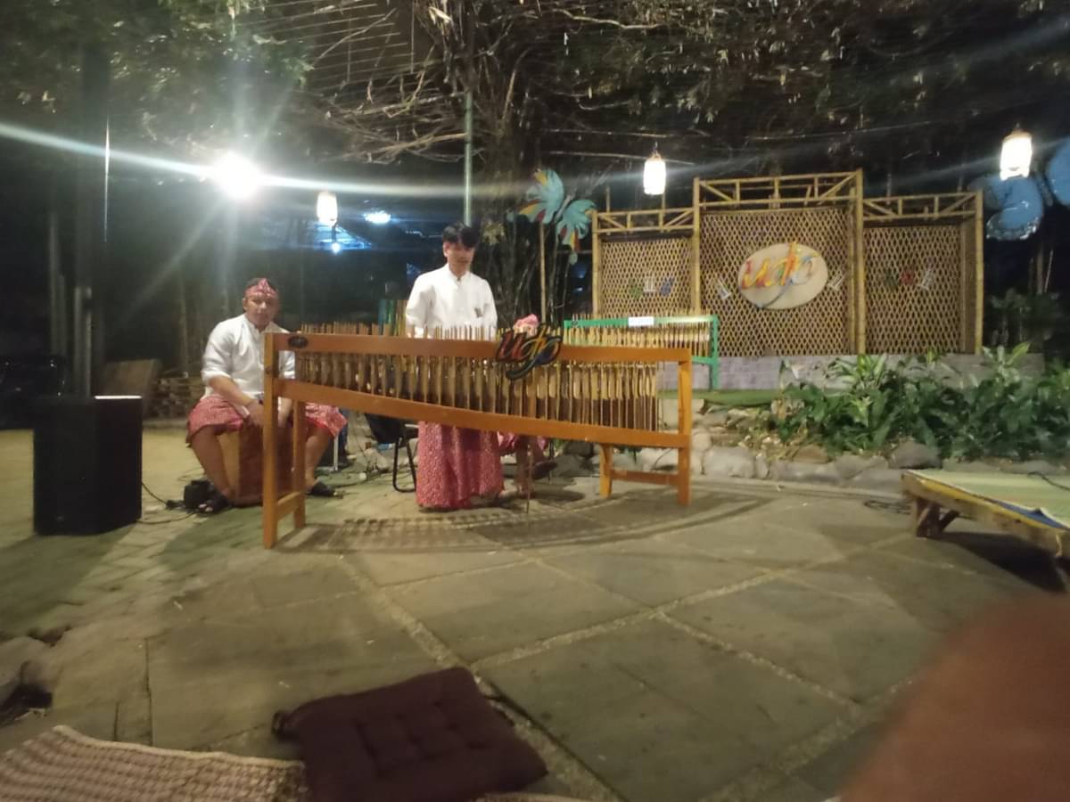 Seniman di Saung Angklung Udjo tengah memainkan angklung 