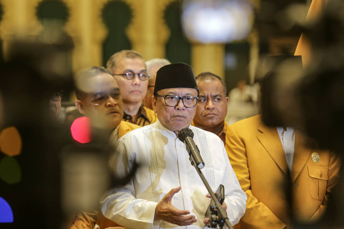 Ketum Partai Hanura Oesman Sapta Odang (tengah) memberikan keterangan pers mendukung Bacapres Ganjar Pranowo di Jakarta, Sabtu (22/4/2023) 