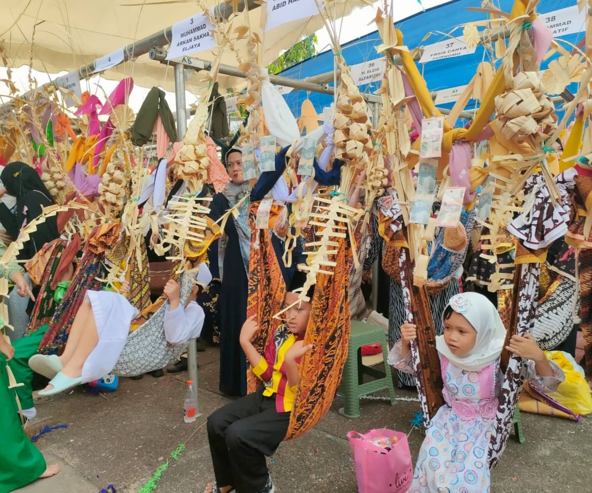 Tradisi baayun maulid di Kalimantan Selatan.