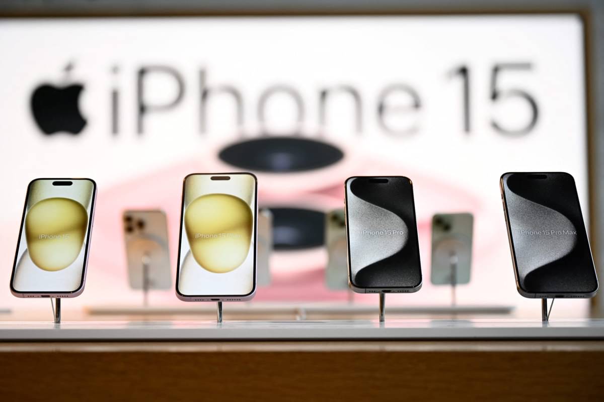 iPhone 15 dijual di sebuah Apple Store di Los Angeles, Amerika Serikat.