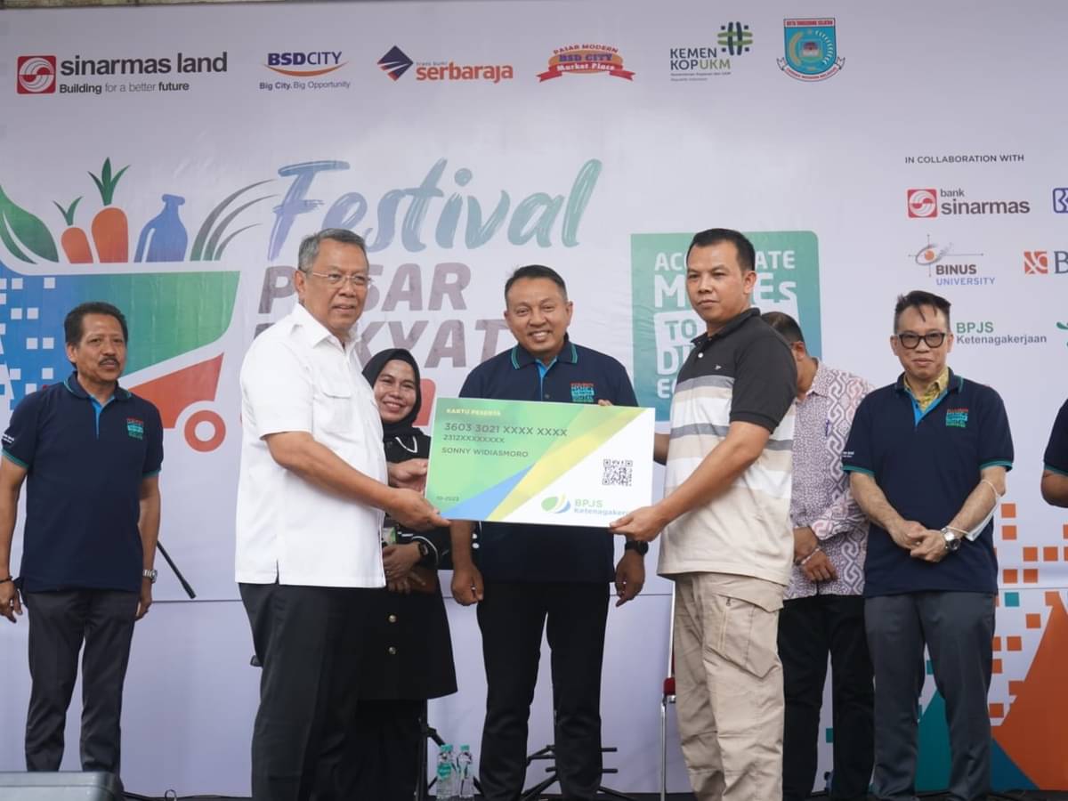 Sejalan dengan upaya pemerintah mempercepat transformasi digital UMKM, Sinar Mas Land menginisiasi program UMKM Pasar Rakyat Go Digital.