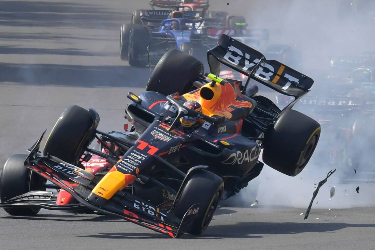 Pembalap Red Bull Sergio Perez saat menabrak mobil Ferrari Charles Leclerc di GP Meksiko.