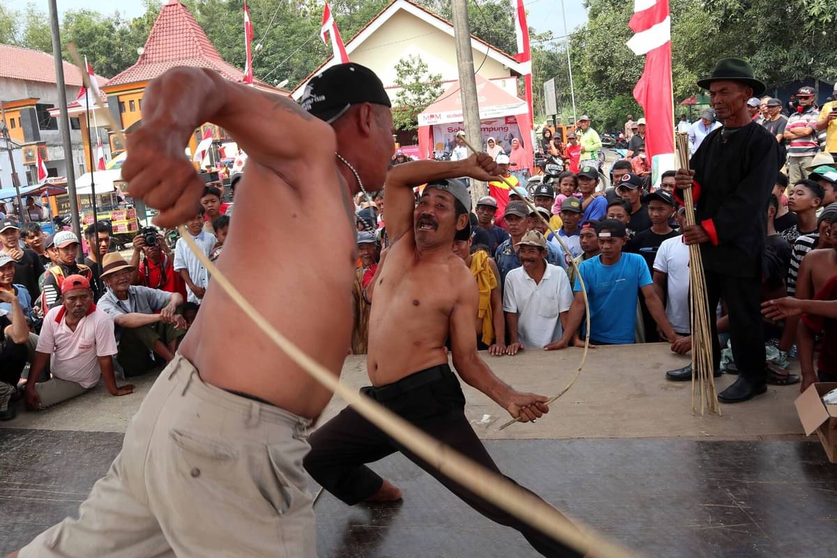 Tradisi Ujung di Desa Mundusewu, Kecamatan Bareng, Kabupaten Jombang, Jawa Timur.