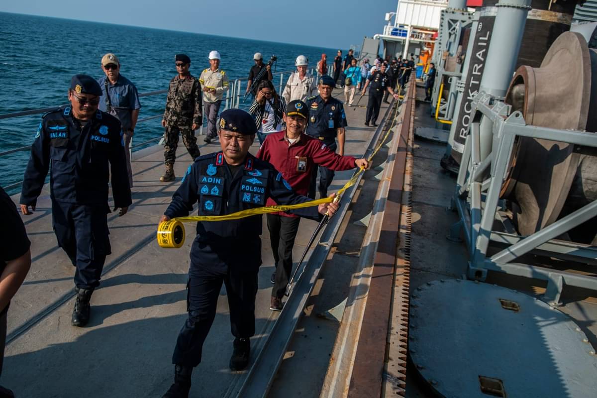 Upaya penghentian dan pemeriksaan oleh KP. HIU 06 terhadap kapal isap MV. Vox Maxima di Perairan Pulau Tunda.