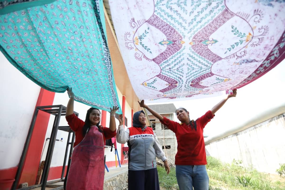 Batik hasil karya warga binaan lapas perempuan di Jambi yang disokong Pertamina EP