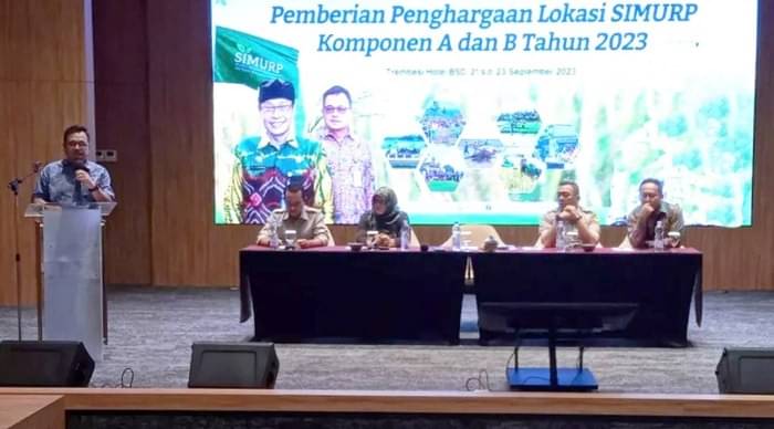 Kepala Pusat Penyuluhan Badan Penyuluhan dan Pengembangan SDM Pertanian (BPPSDMP) Kementan, Bustanul Arifin Caya (kiri)