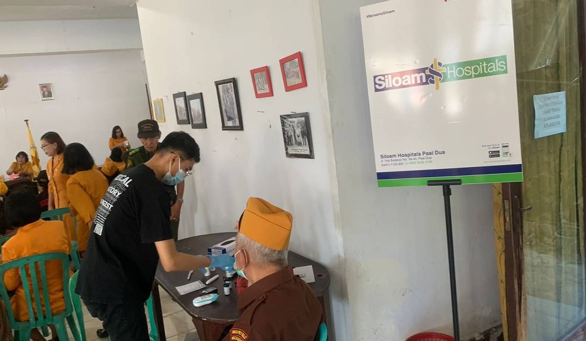 Veteran menerima medical check up gratis hasil kolaborasi RS Siloam-Telkomsel-Benihbaik