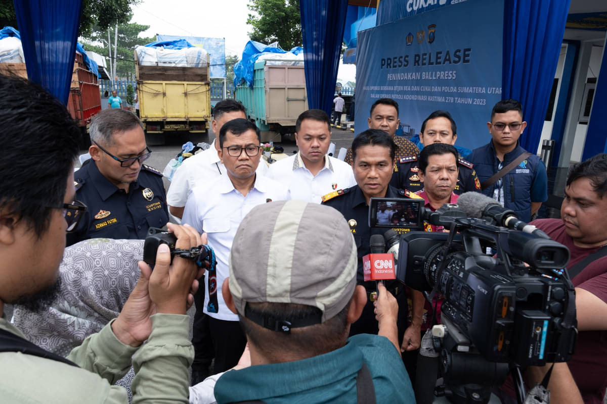 Bea Cukai dan Polda Sumut melakukan penindakan terhadap 150 bale pakaian bekas ilegal di wilayah Langkat, Sumatera Utara, pada Minggu (5/11)