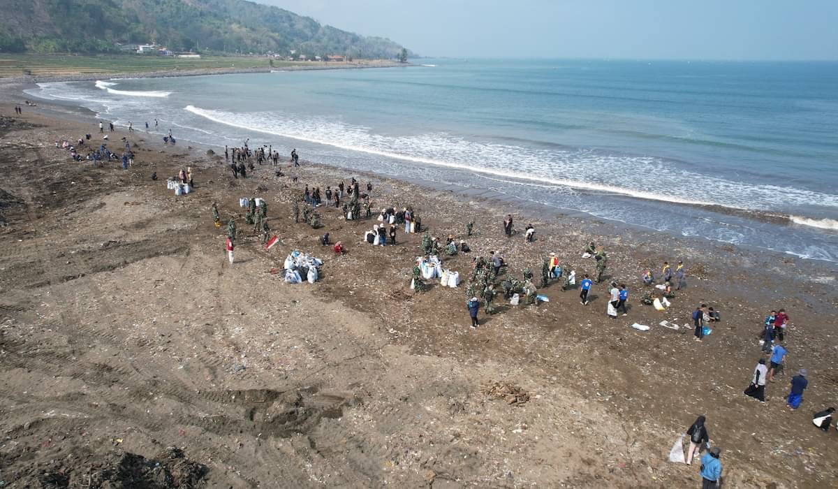 Kegiatan bersih pantai yang digelar Kementerian Kelautan dan Perikanan bersama sejumlah pihak