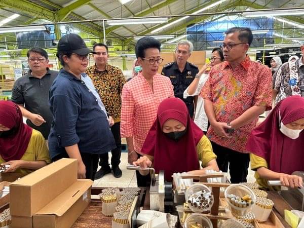 Perwakilan Dinas Sosial DIY dan Dinas Tenaga Kerja dan Transmigrasi DIY mengunjungi PT Yogyakarta Tembakau, Banguntapan, Bantul, DIY.