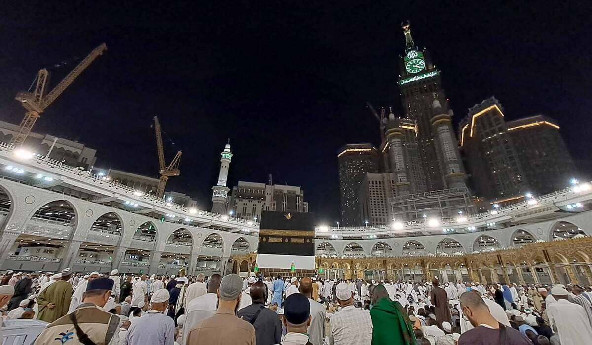 Umat Islam menghadap ka’bah jelang shalat Subuh di Masjidil Haram, Mekah, Arab Saudi.