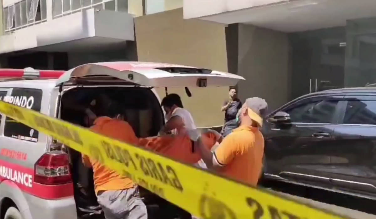 Proses evakuasi mayat mahasiswi Unair yang ditemukan tewas di dalam mobil, Minggu, 5 November 2023.