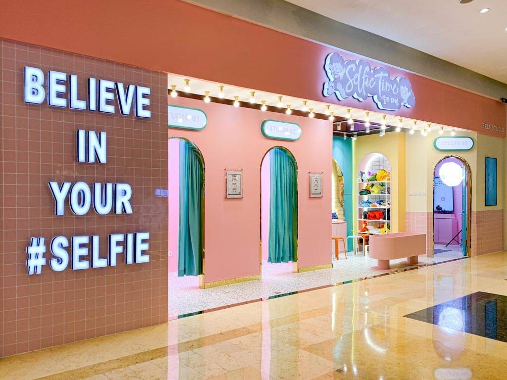 SelfieTime photobooth yang tersebsar di pusat perbelanjaan sejumlah kota di Indonesia.