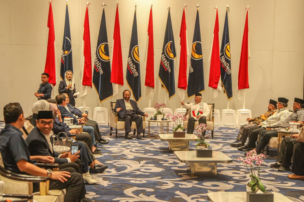 Ketum NasDem Surya Paloh (kiri) bersama Ketua Ormas-Ormas Islam Dien Syamsudin (kanan) berbincang dengan para tokoh ormas Islam
