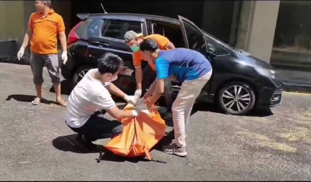 Mahasiswi Fakultas Kedokteran Unair ditemukan tewas dalam mobil, di kawasan proyek apartemen Kecamatan Waru, Sidoarjo, Jatim, Minggu (5/11).