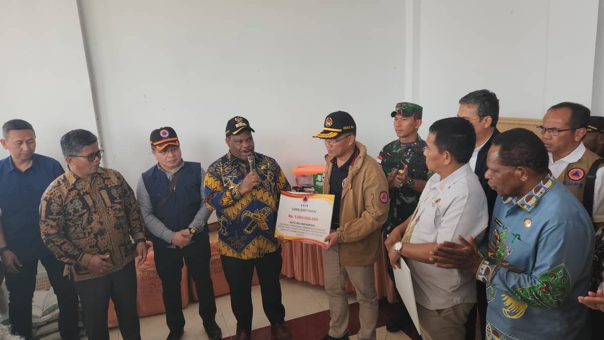 (Menko PMK Muhadjir Effendy menyerahkan bantuan kepada Pemkab Yahukimo yang diterima langsung oleh Bupati Didimus Yahuli.