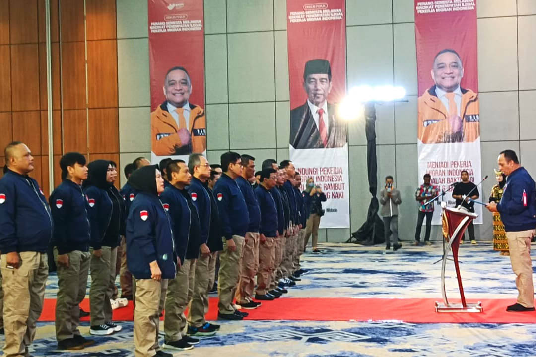 Sekretaris Utama BP2MI Rinardi mengukuhkan 61 anggota Satuan Tugas Pencegahan dan Pemberantasan Sindikat Penempatan Ilegal PMI. 