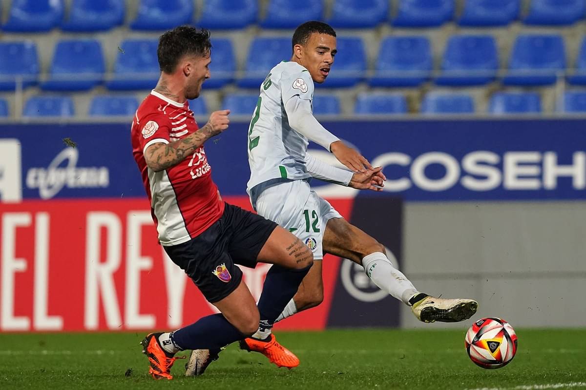 Penyerang Getafe Mason Greenwood melepaskan tendangan di laga Copa del Rey melawan Tardienta