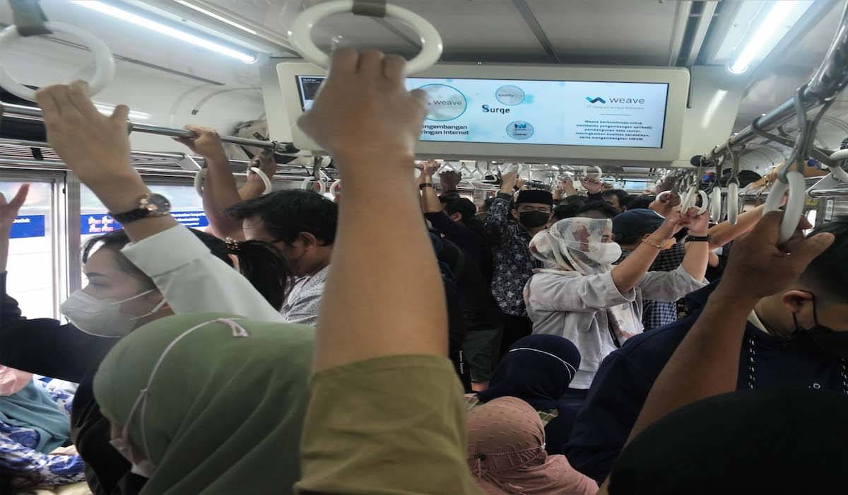 Penumpang KRL memakai masker agar terhindar dari penularan covid-19