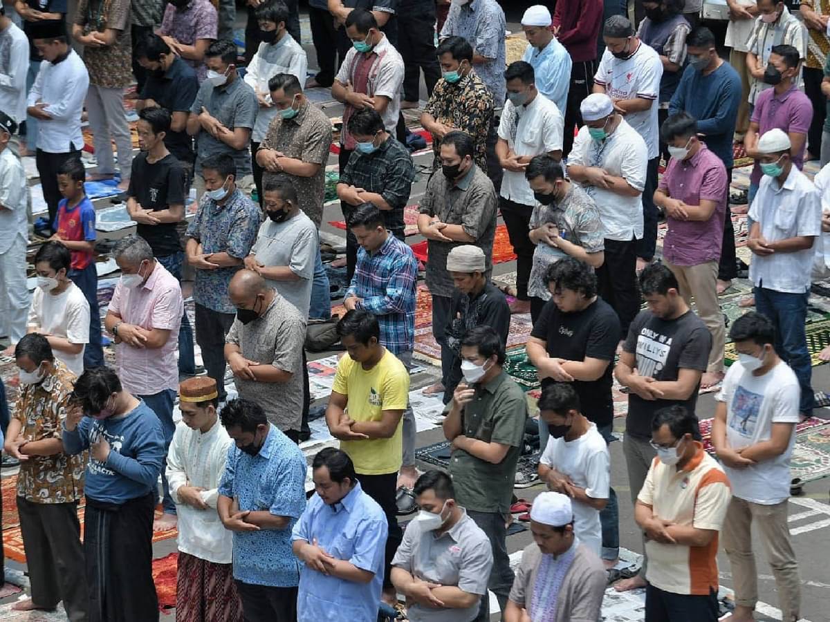 Warga melakukan ibadah salat Jumat berjemaah di Masjid Cut Meutia, Jakarta.