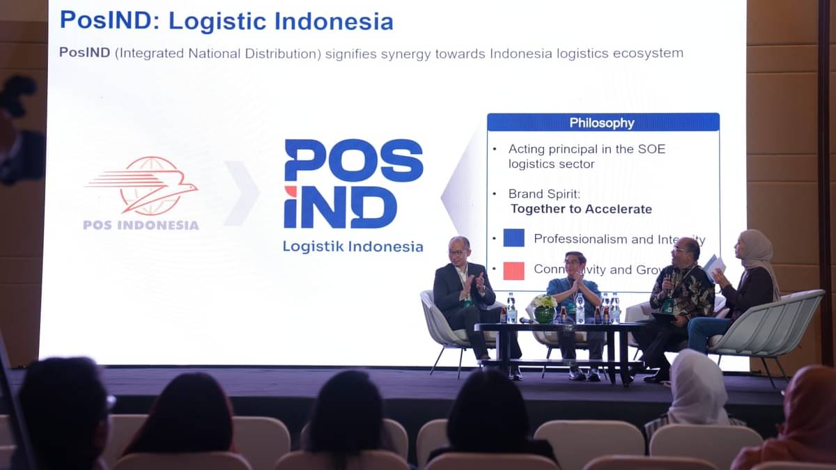 Direktur Business Development and Portfolio Management Pos Indonesia Prasabri Pesti memperkenalkan logo baru