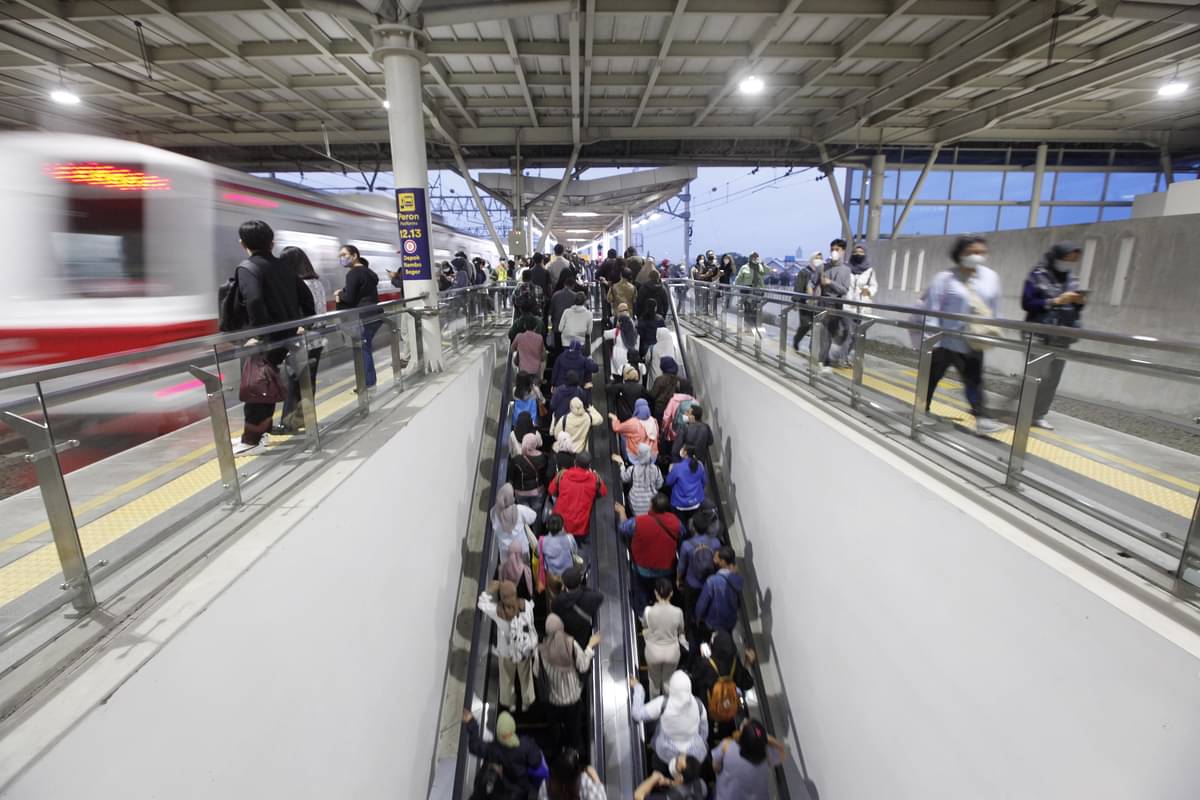 Kepadatan penumpang KRL di Stasiun Manggarai, Jakarta.