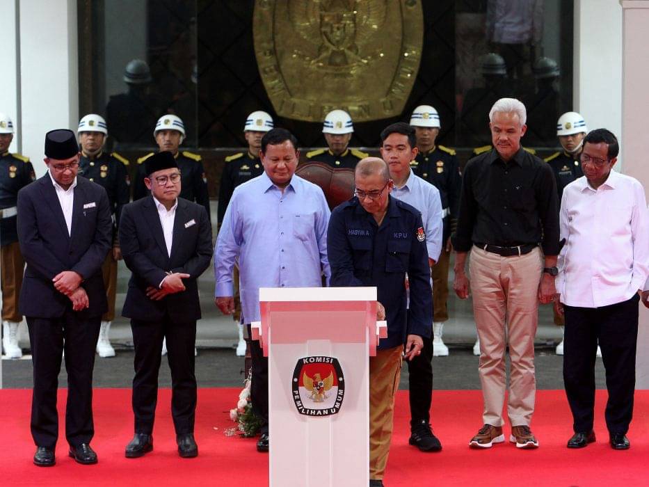 Ketua KPU bersama tiga pasangan capres cawapres