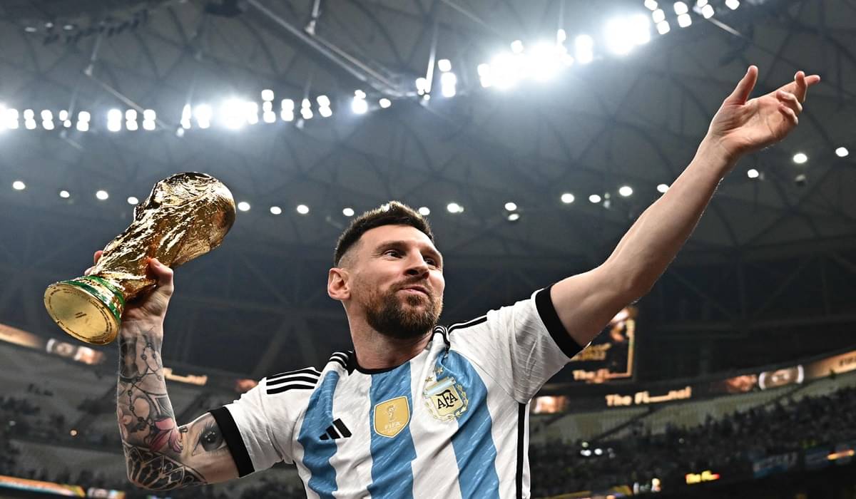 Kapten timnas Argentina Lionel Messi mengangkat trofi Piala Dunia 2022.