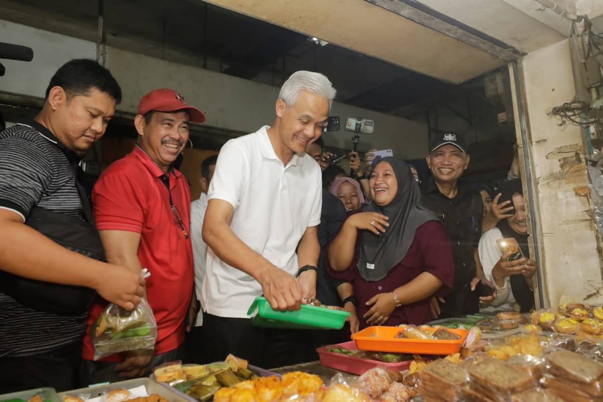 Ganjar Pranowo blusukan ke Pasar Baru Balikpapan, Kalimantan Timur