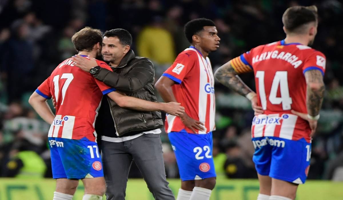 Pelatih Girona Michel (tengah) menghibur para pemainnya usai ditahan imbang Real Betis di laga La Liga