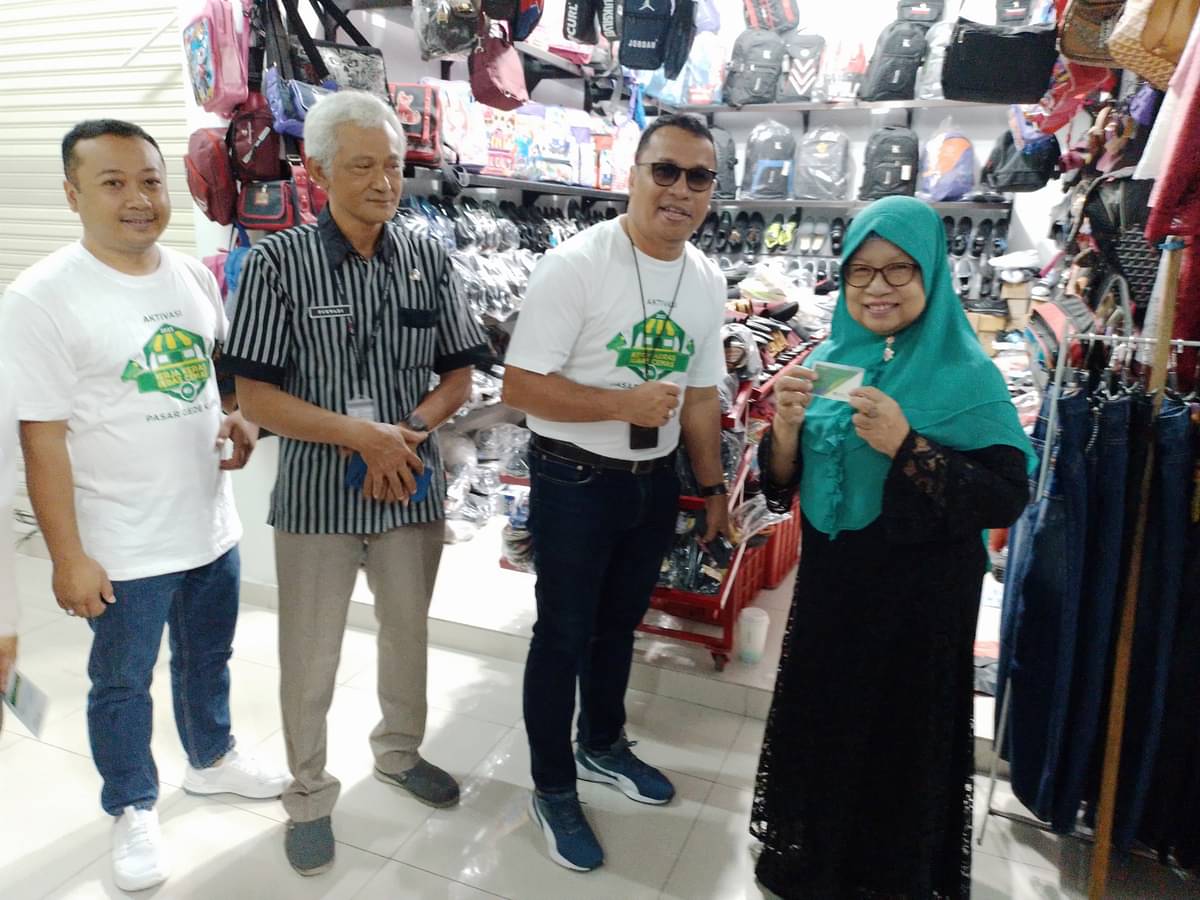 Kepala Kantor BPJS Cabang Klaten Heru Siswanto (ketiga dari kiri) sosialisasi program jaminan sosial kepada pedagang di Pasar Gedhe Klaten