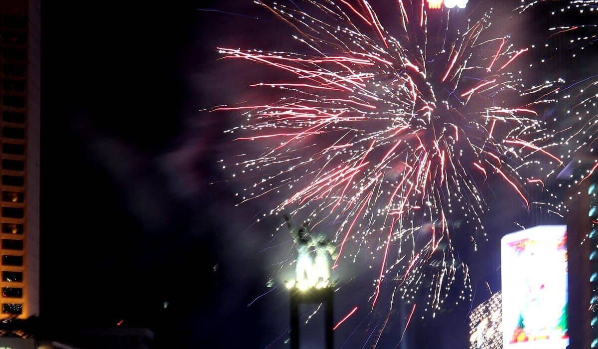 Kembang api perayaan malam tahun baru 2023 di Bundaran HI, tahun 2023. 
