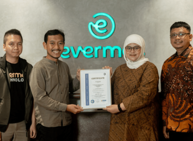 Cyber Security Manager Evermos Reza Herdaning dan Co-founder & CEO Ghufron Mustaqim saat penyerahan sertifikasi ISO 27001. 