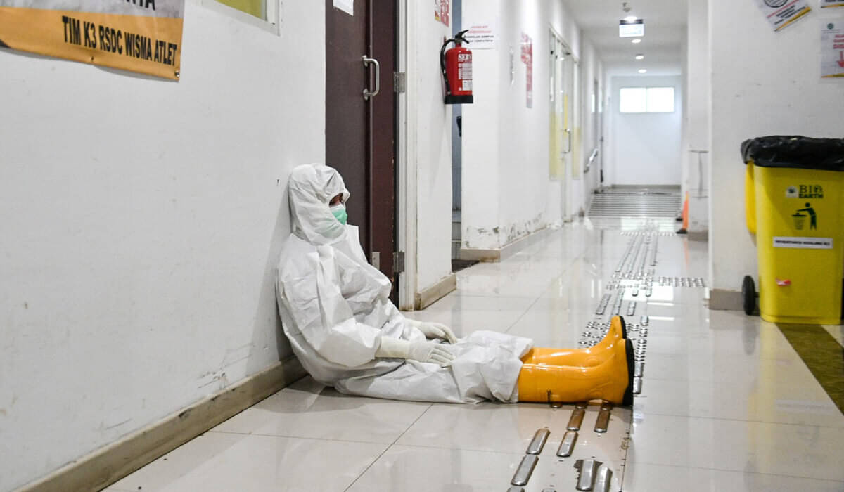 Tenaga kesehatan  di RS Darurat Covid-19 Wisma Atlet, Jakarta, Januari 2021.