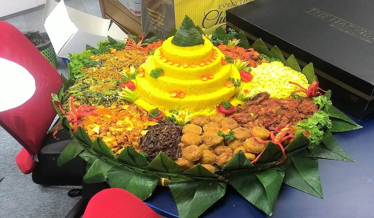 Ilustrasi cara membuat nasi tumpeng