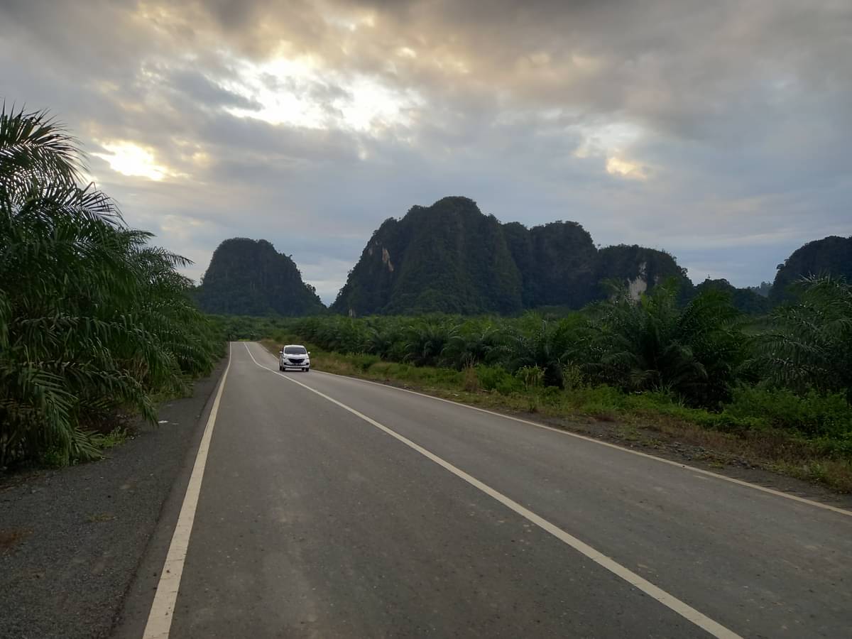 Jalan provinsi ruas Lumpangi-Batulicin di Kalsel. 