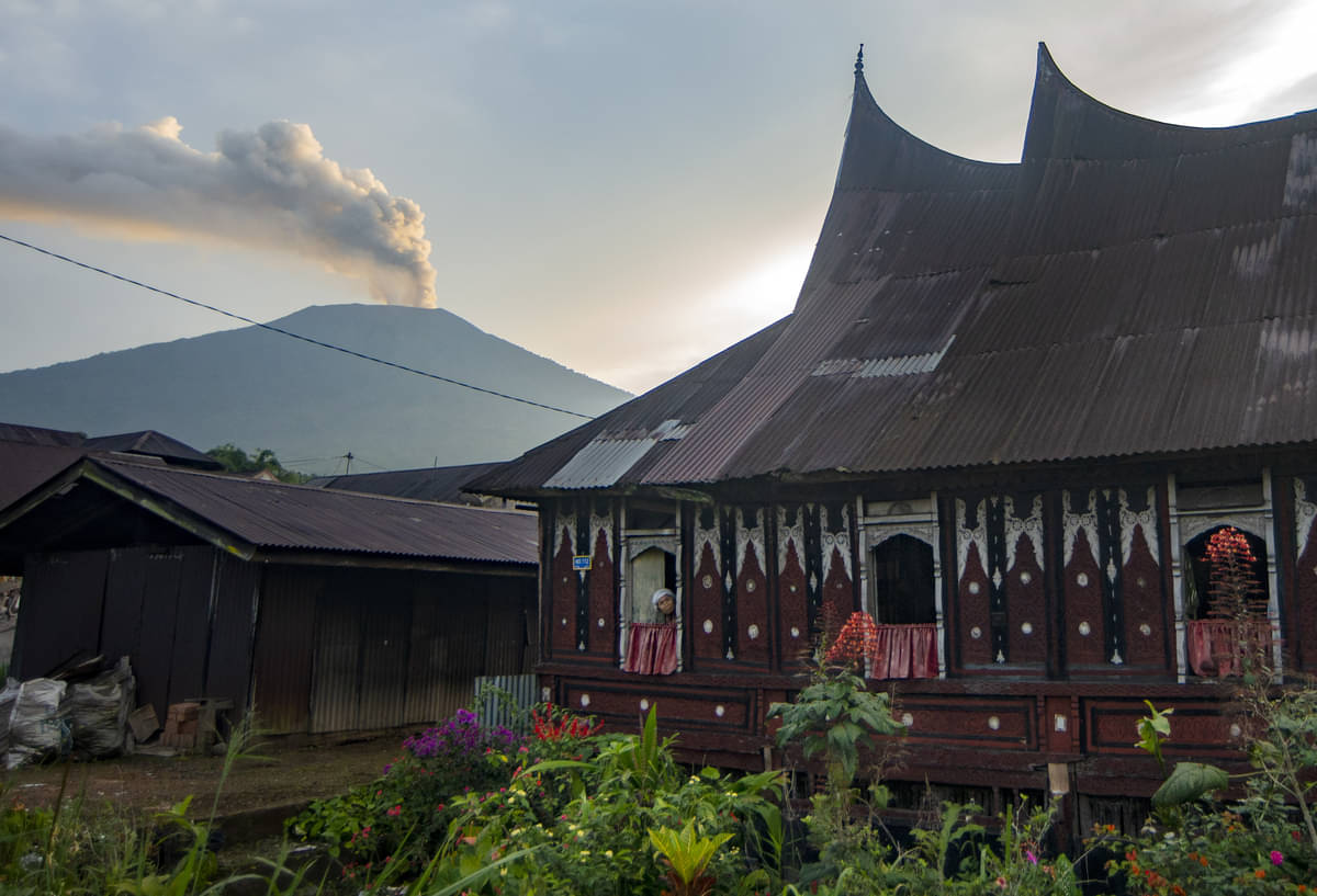 Abu vulkanik Gunung Marapi terlihat di Nagari Panyalaian, Tanah Datar, Sumatra Barat.
