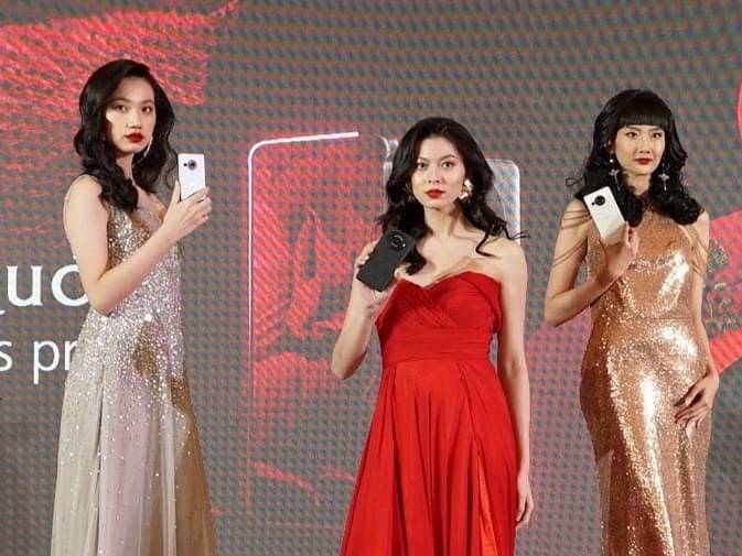 Tiga model membawakan smartphone Aquos R8s Pro dan Aquos R8s.