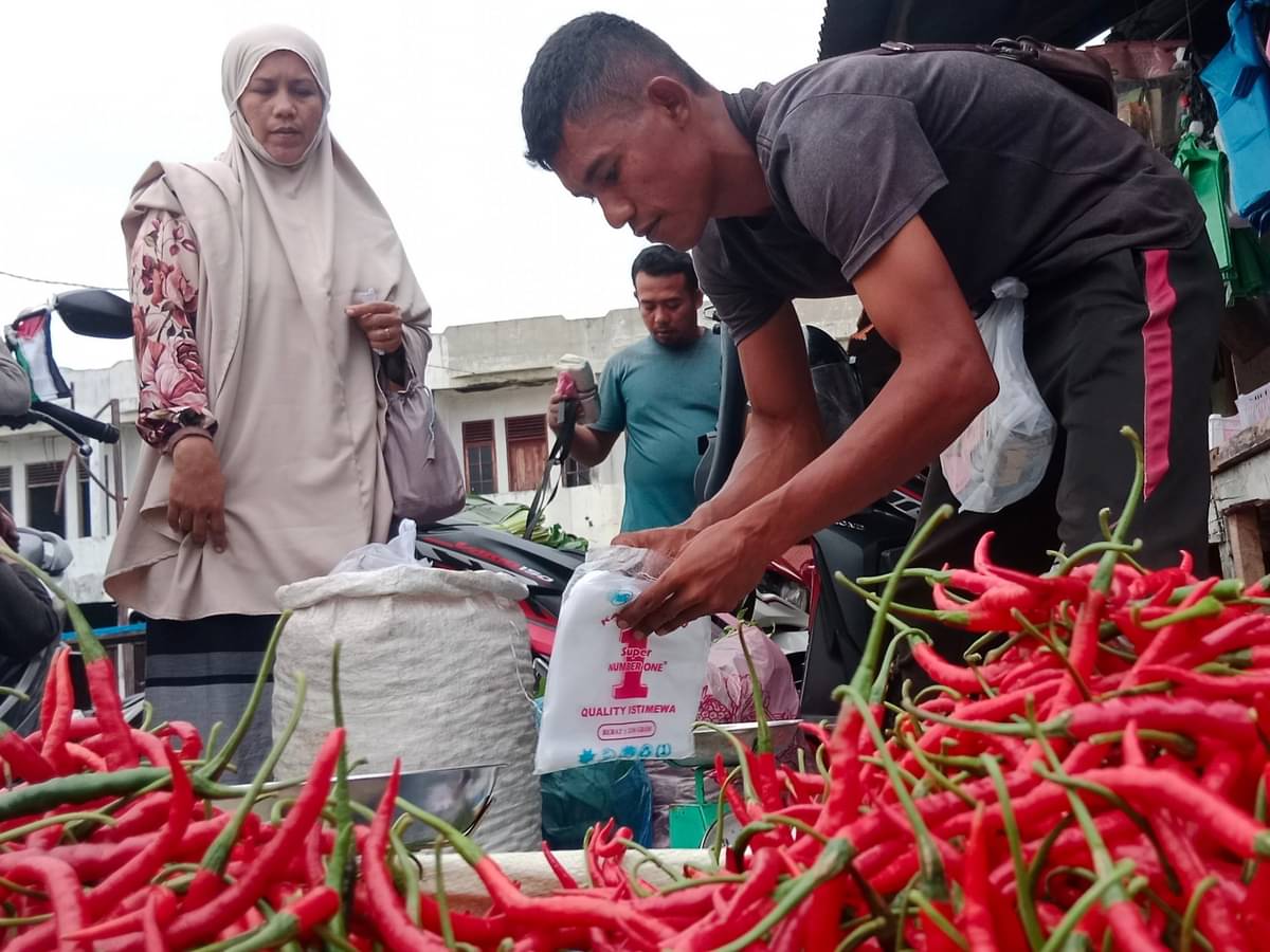 Kesibukan pedagang cabai di pasar sayur Pante Teungoh, Kota Sigli, Aceh.