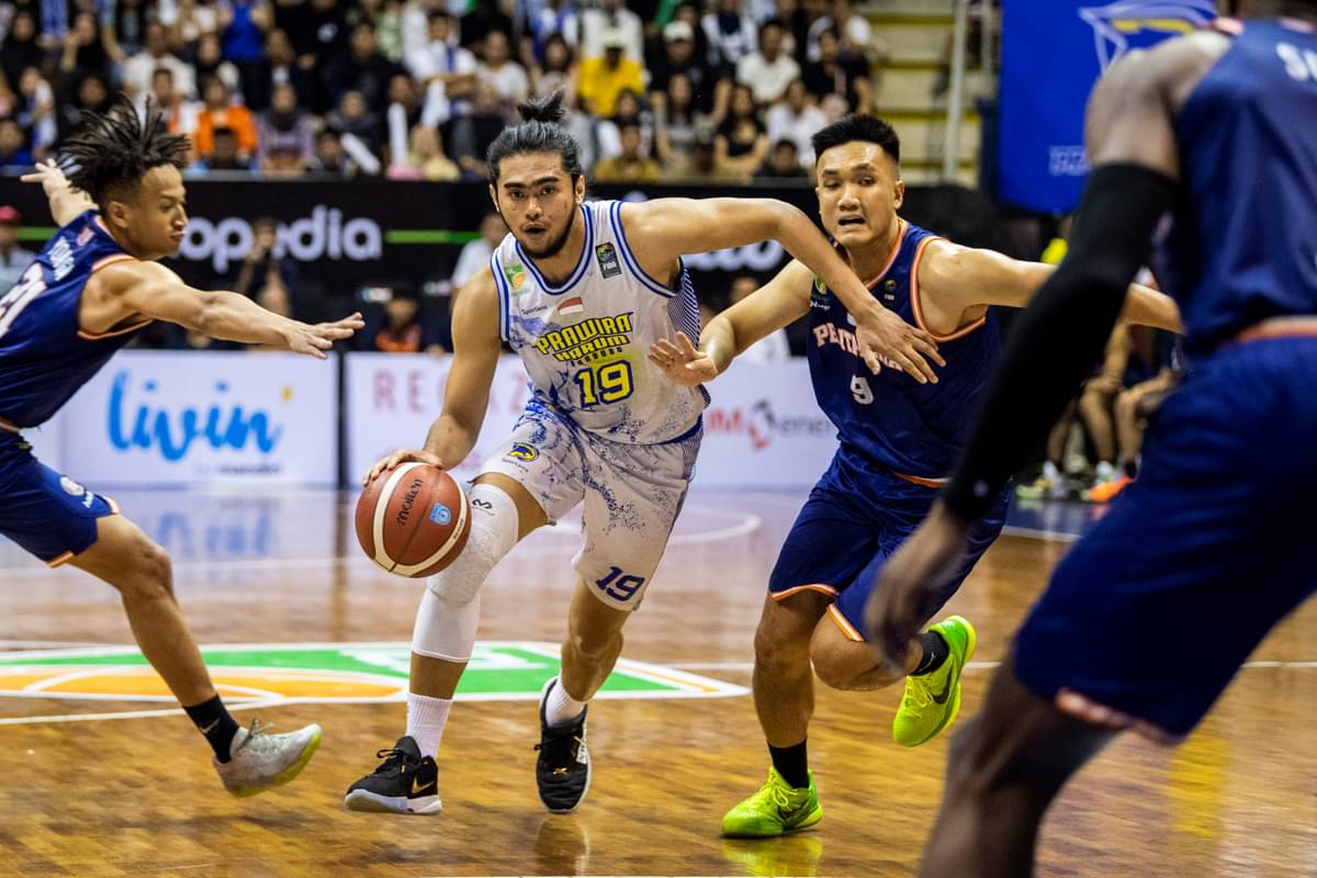 Ilustrasi. Laga Final IBL 2023 antara Prawira Harum Bandung dan Pelita Jaya Bakrie di GOR C-Tra Arena, Bandung, Sabtu (22/7/2023)