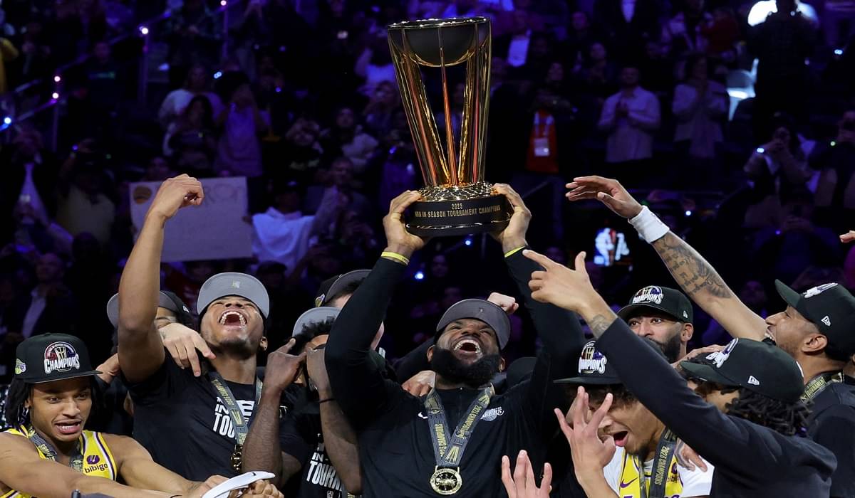 LeBron James mengangkat trofi Piala NBA setelah Los Angeles Lakers menjadi juara dengan mengalahkan Indiana Pacers di laga final.