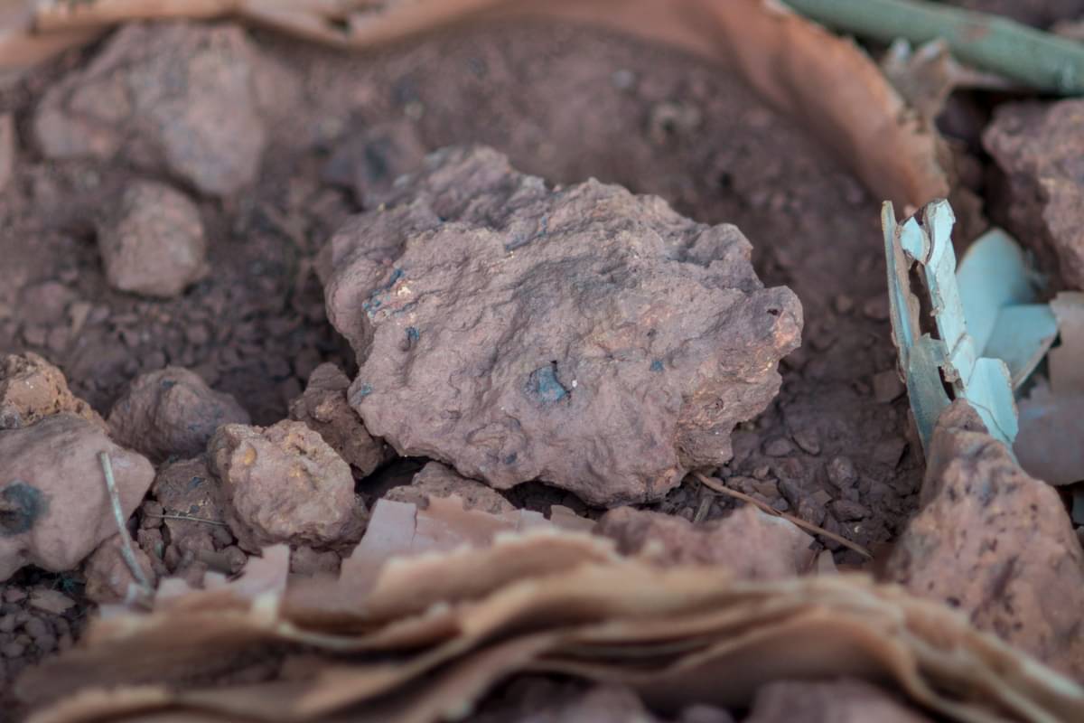 Sampel bauksit tua dari Hutan Lindung Kyebi di distrik Kota Akim Timur di Wilayah Timur Ghana.