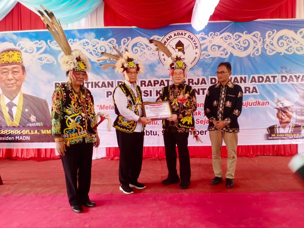 Pemberian Gelar Kehormatan Warga Dayak bagi Owner Kayan Hydro Energi 