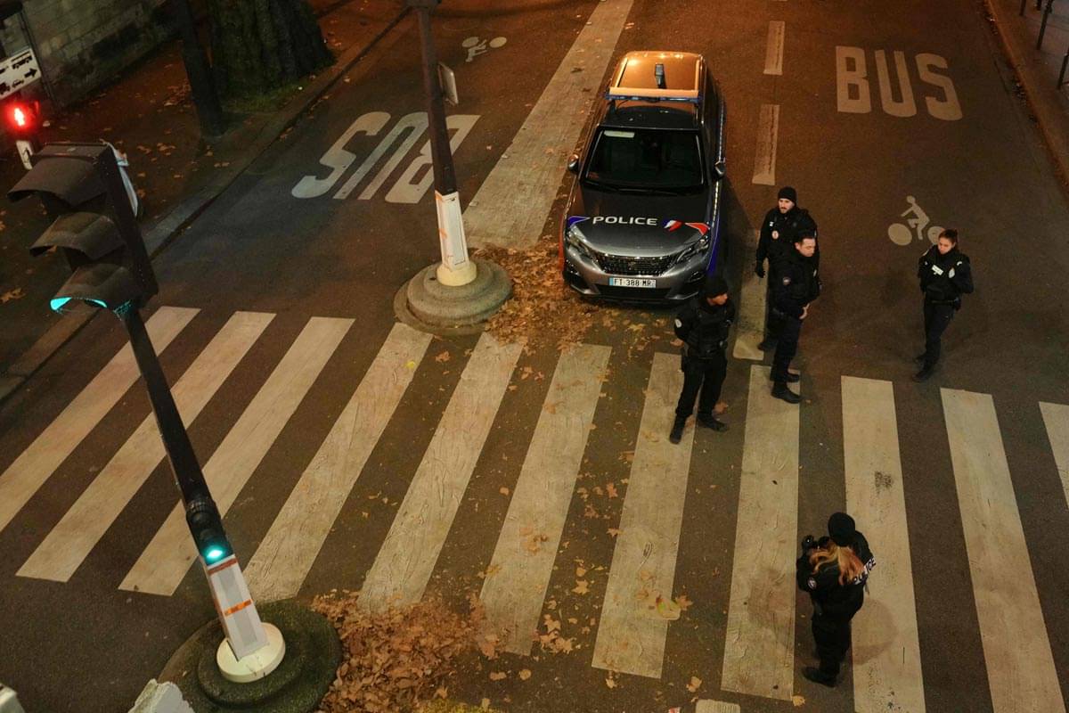Seorang wisatawan Jerman tewas setelah ditikam seorang penyerang di Paris. Penyerangan itu juga melukai dua orang lainnya.
