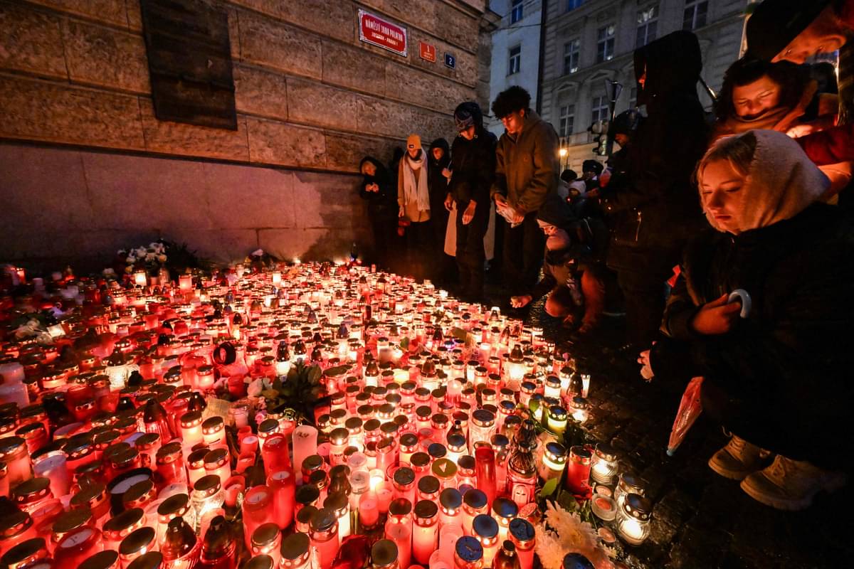 Warga Ceko berduka atas penembakan yang terjadi di Universitas Charles, Praha. Akibat penembakan itu 14 orang tewas dan 24 lainnya terluka. 