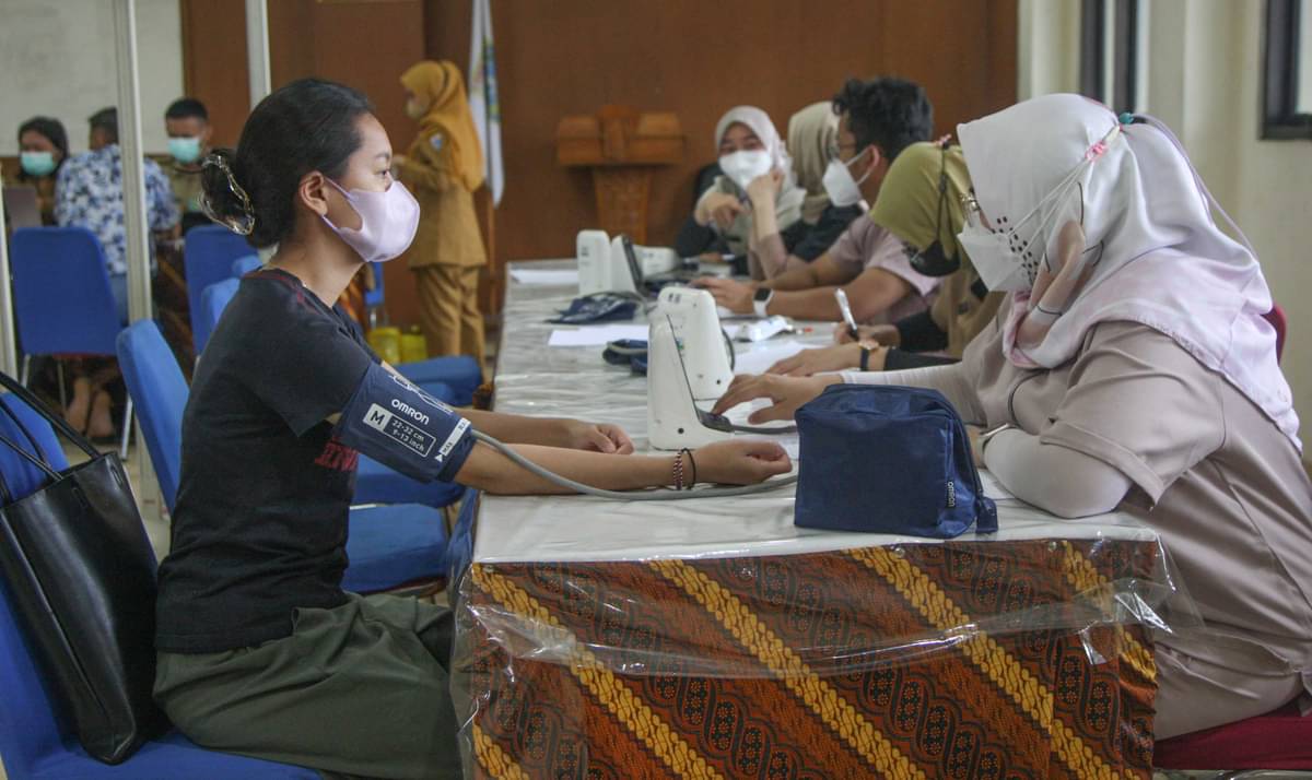Calon petugas KPPS Pemilu tahun 2024 menjalani tes kesehatan di Jakarta, Selasa (12/12). 