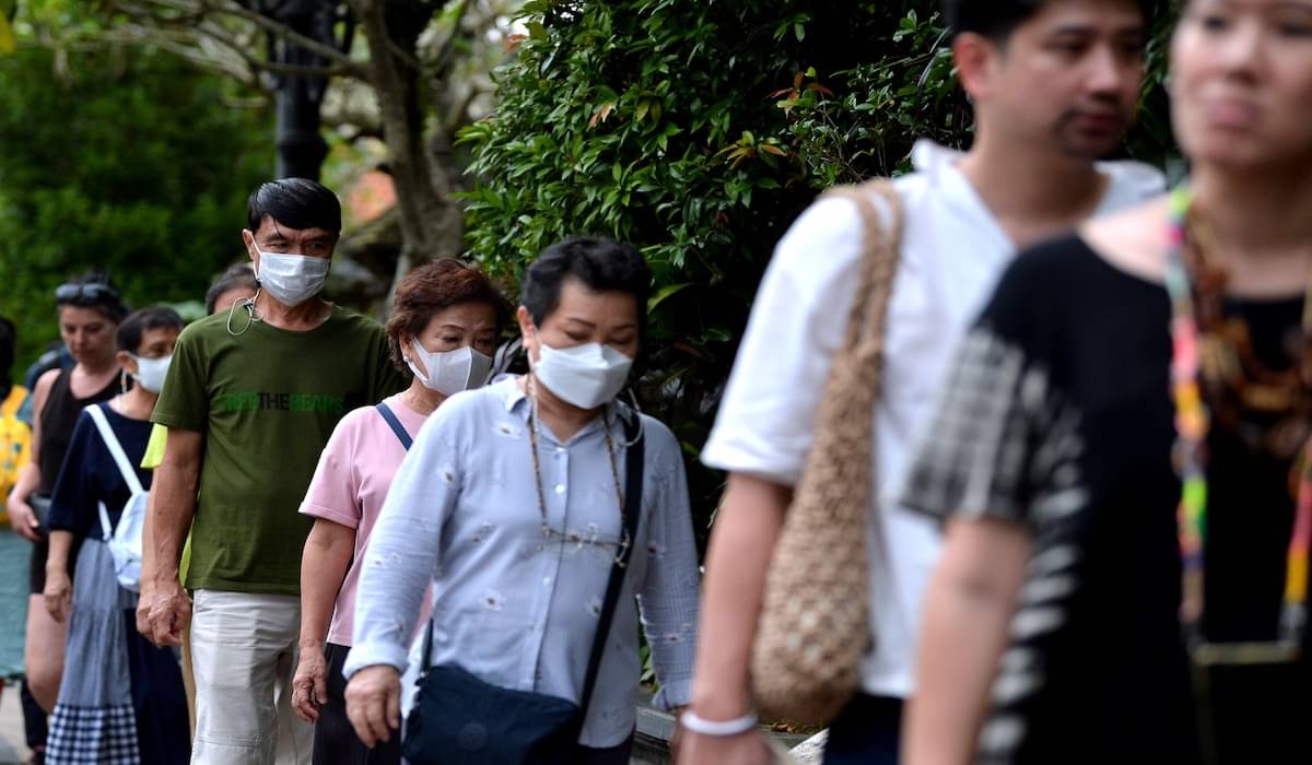 Wisatawan menggunakan masker di kawasan Ubud, Gianyar, Bali