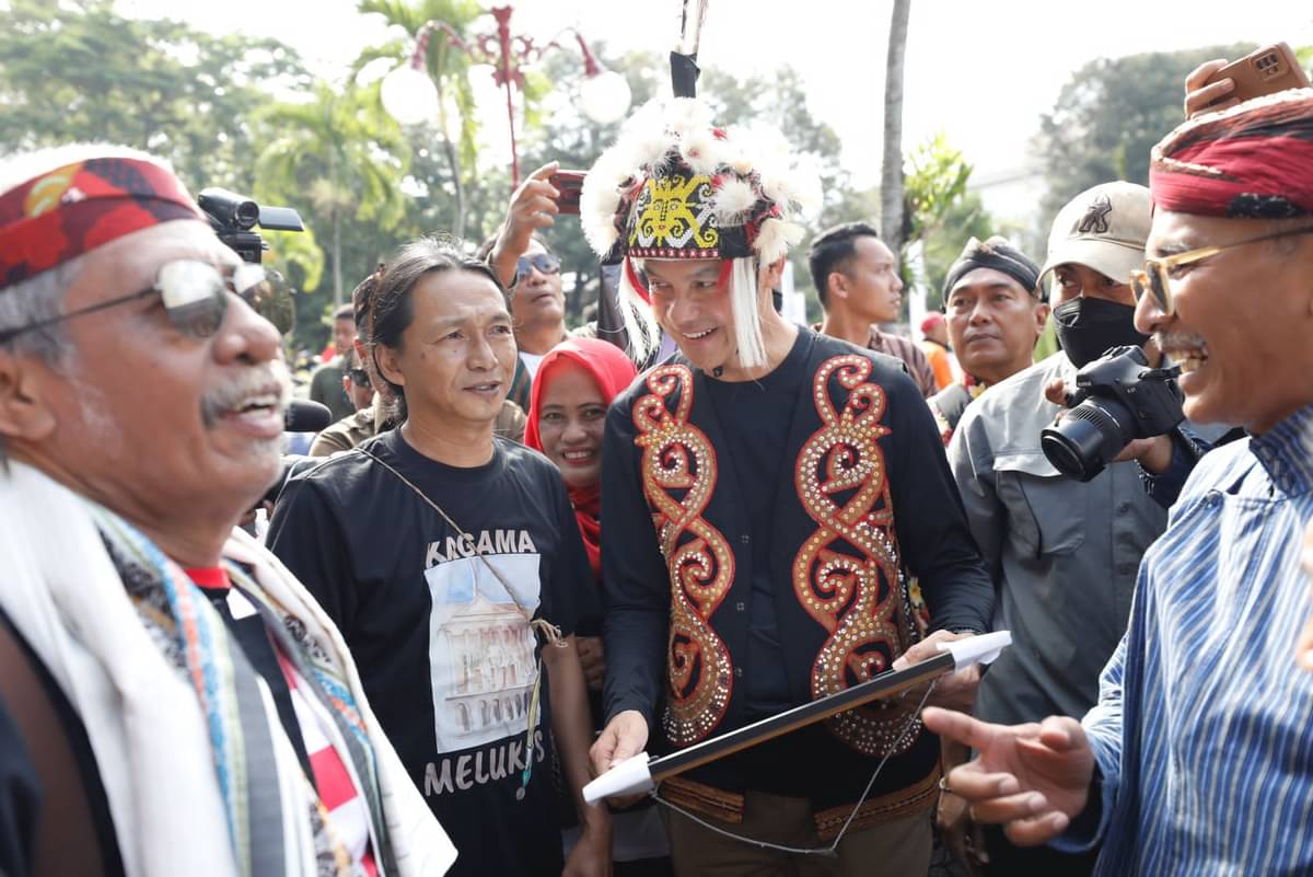 Ganjar kenakan pakaian daerah Dayak ikuti kirab budaya Nitilaku di Universitas Gadjah Mada (UGM)