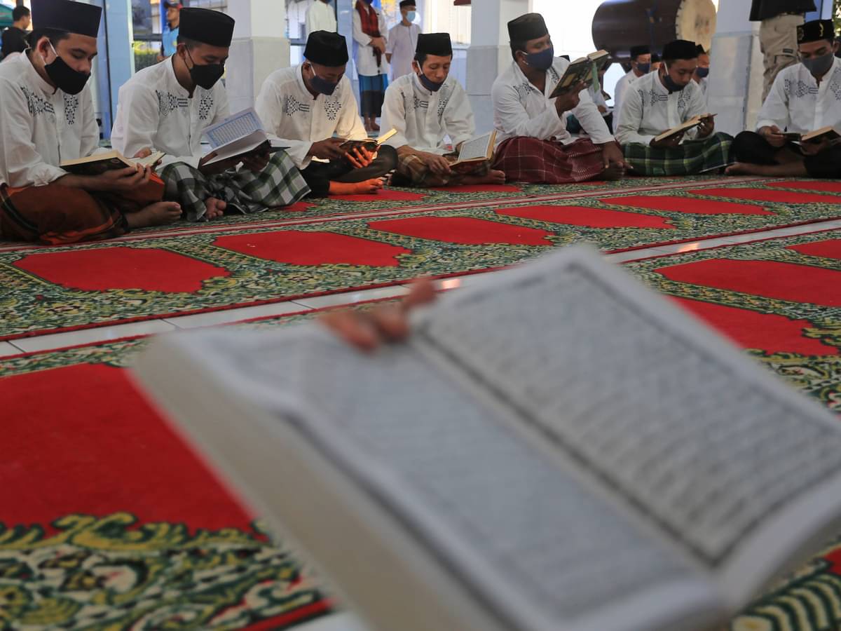 Sejumlah warga binaan pemasyarakatan membaca Al-Qur'an di LP Kelas IIB Indramayu, Jawa Barat, Rabu (13/4/2022).