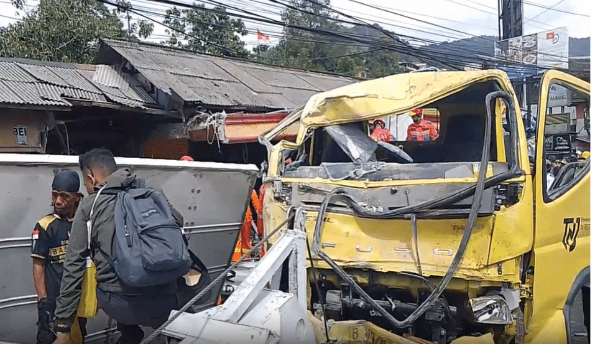 Salah satu kendaraan yang terlibat dalam laka lantas di Puncak, Bogor, Selasa (23/1).
